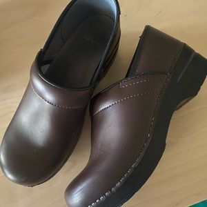 🎁HOLIDAY SALE Dansko Women’s Professional Clogs brown leather